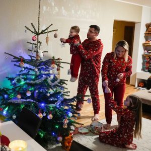 Putting Up the Christmas Tree Early Might Be Good for Your Health