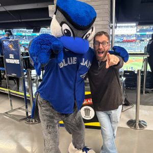 WORLD SERIES - Maurie Gets Reaction from Fans After Game 7