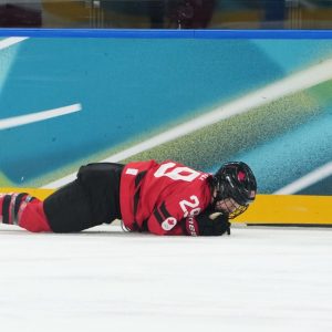 Marie-Philip Poulin's Early Exit vs. Czechia